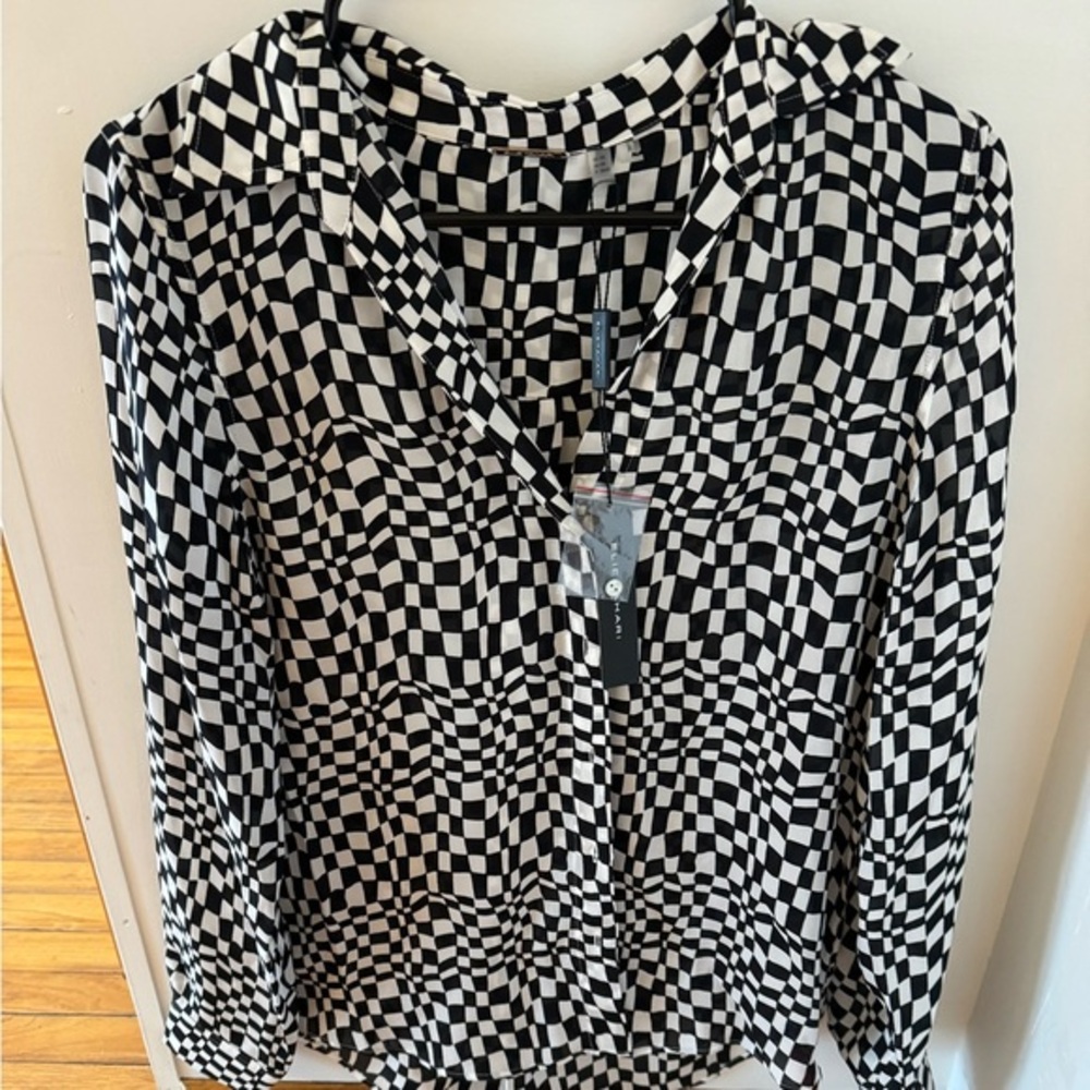 ELIE TAHARI 100% silk black and white blouse- FUN & SO FLATTERING 🖤🤍🖤🤍🖤